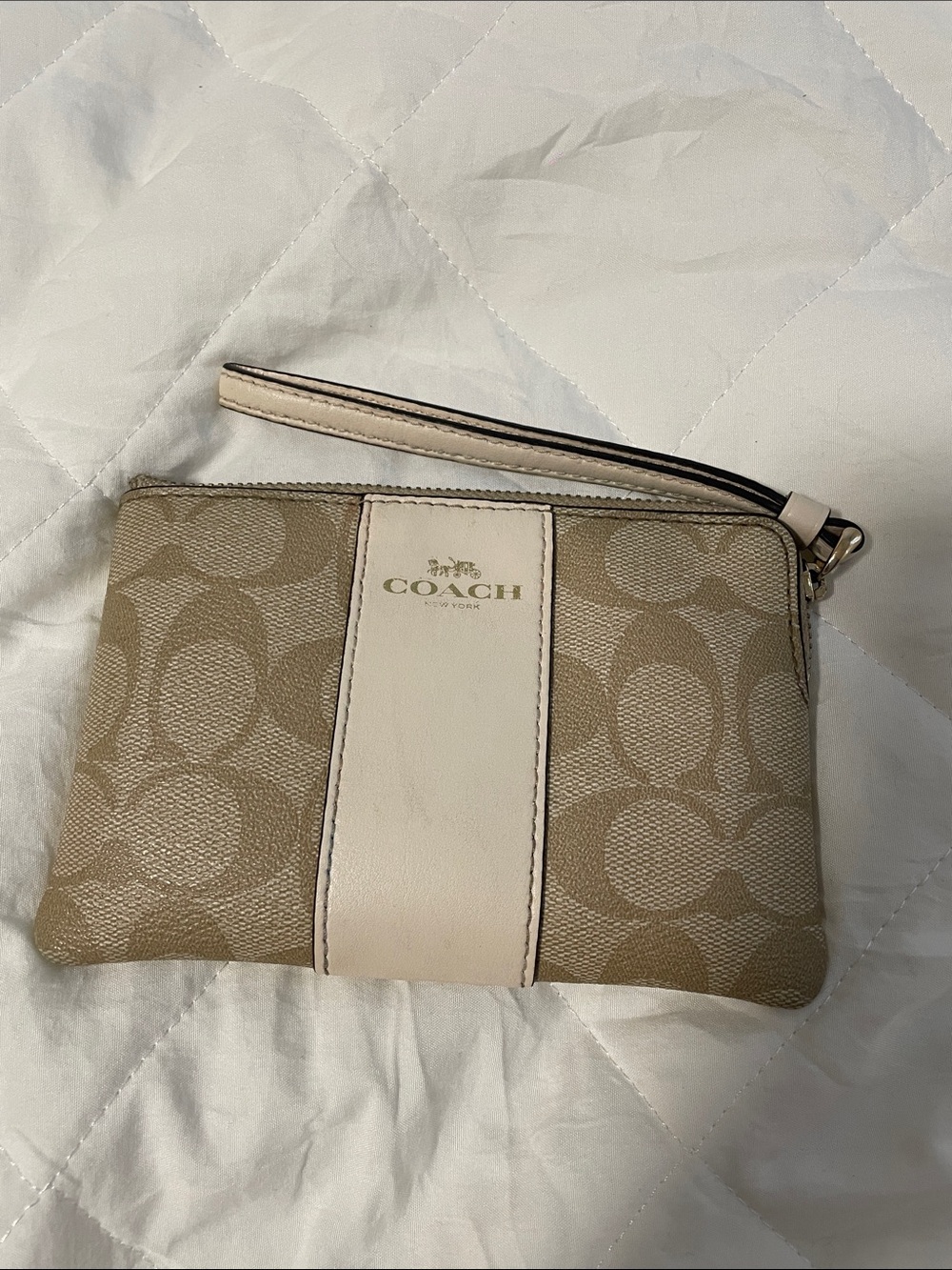 COACH CORNER ZIP WRISTLET - Signature Canvas with Stripe